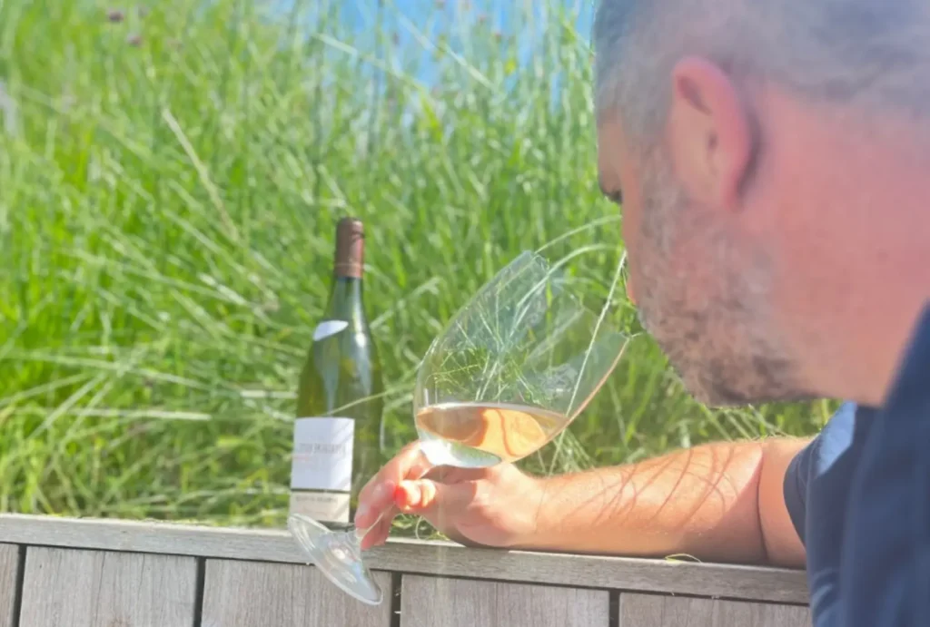 Thibauld, expert de TD Vins, examinant une bouteille de Vin de Bourgogne sélectionnée pour sa qualité