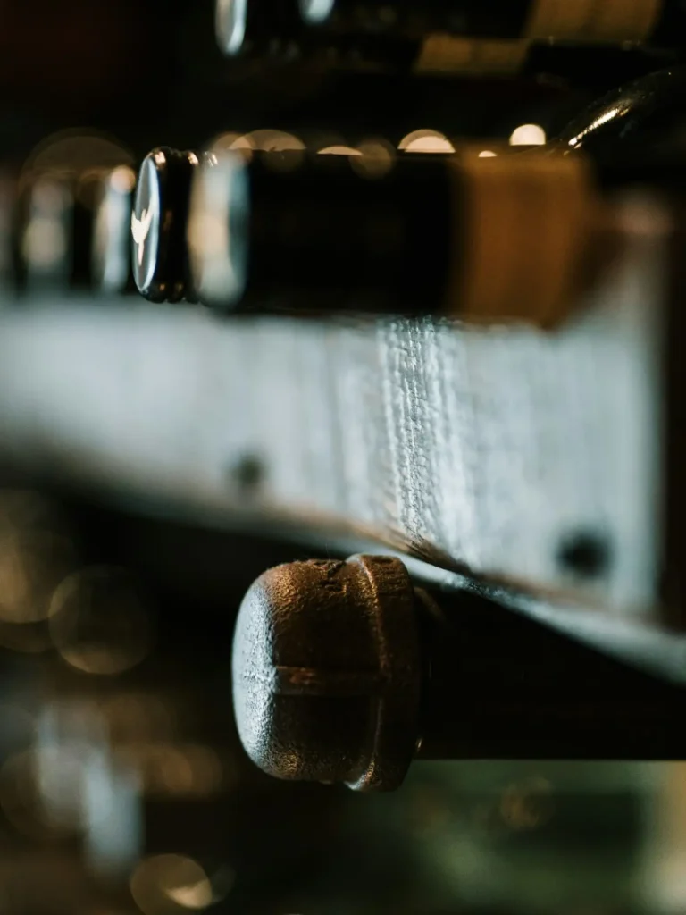 Alignement de bouteilles de Vins de Bourgogne sélectionnées par TD Vins stockées en cave de manière traditionnelle